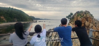 [르포] 쪽빛 동해 바라보며 공중을 거닐다 ① 최북단 고성 거진 백섬