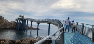 [르포] 쪽빛 동해 바라보며 공중을 거닐다 ① 최북단 고성 거진 백섬