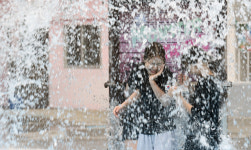 폭염에 동해안 피서객 북적…온열질환·수난사고 경고