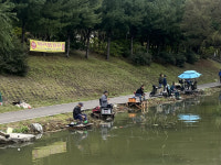 [이슈현장] 춘천 공지천 수변 산책로 점거 낚시꾼 눈살