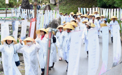 삿갓 쓰고 노래 부르며 방랑시인 시향 음미