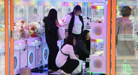 뽑힐 듯 말 듯…한 번만 더  인형뽑기 덫에 빠진 MZ세대