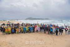 행복은 맨발걷기 순…고성 송지호해변서 쉼 마침표