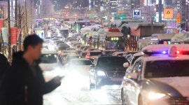 서울·경기 기습 폭설에 결빙 사고 속출 출근길 대혼란