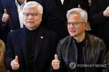 젠슨 황 TSMC 생산능력 10년 동안 2배로…오픈AI에 최대 규모 투자