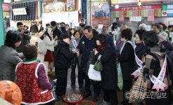 강릉시, 설 명절 앞두고 전통시장 합동 장보기 지역경제 활력 앞장