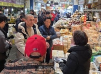 김진태 도지사, 설 맞이 원주 전통시장 장보기로 시장 활성화 힘 보태