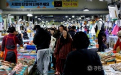 강릉 주문진항 설 명절 연휴 여파로 간만에 웃음꽃…명절 특수 톡톡