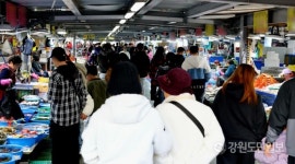 강릉 주문진항 설 명절 연휴 여파로 간만에 웃음꽃…명절 특수 톡톡