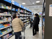 카트 끌고 약 쇼핑... 강원 상륙 창고형 약국 가보니