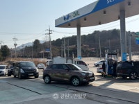 더 오르기 전 가득...강원 휘발윳값 1800원대, 유가 폭등 우려에 주유소 북새통