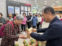 춘천북부노인복지관, 복지관 회원 어르신 500명에 선물꾸러미 전달