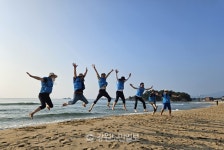[현장컷]일출 보며 명품 송지호 바다하늘길 정화활동 구슬땀