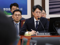 홍지선 청문회, 자료 제출·부동산 놓고 여야 공방…홍 