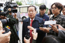 홍준표, 1년 6개월 만에 법원서 등장…측근 변호인으로 직접 출석