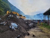 충북 영동 퇴비공장 화재...완제품 수천 개 잿더미