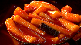 [아무튼, 떡볶이] 맵고 단 40년 세월에 단짠 청춘까지 더한 맛 ②