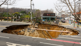 싱크홀 인근 ‘주유소 바닥이 쩍쩍’...전조 증상 있었지만
