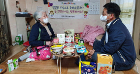 공주시 중학동 전홍남 동장과 복지팀, 홀몸 어르신 생신상 차려드리기 훈훈한 감동 선사