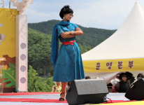 선사시대와 현대 패션쇼의 만남, 오랜 여운을 남기다