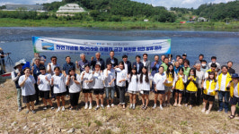 금산여중 환경사랑동아리 어름치 방류