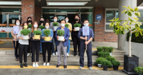 [사진뉴스] 홍성중학교, 학부모 청렴지킴이와 청렴 국화꽃 심기