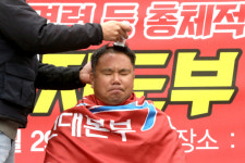 [포토] 화물연대 삭발식