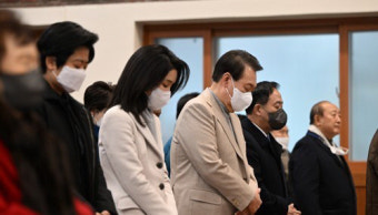 尹, 초등때 다닌 교회서 성탄예배…