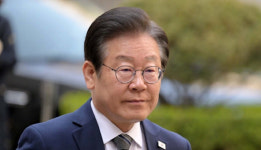재판 출석 중 이재명에 계란 투척한 80대 남성 체포
