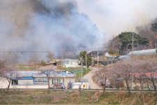 [포토]거센 바람·건조한 날씨로 홍성 산불 진화 어려움