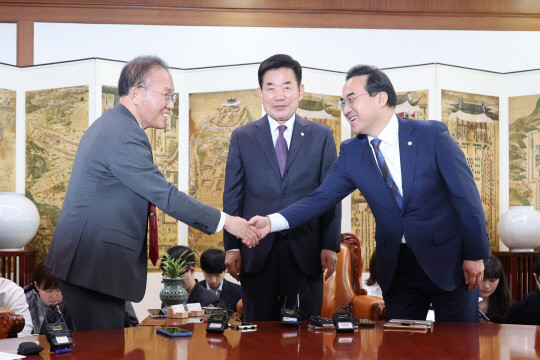 국회 본회의 일정 연기, 여야 원내대표 회동 집중 논의