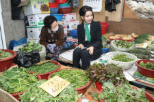 [포토]시장 야채가게 찾은 김건희 여사
