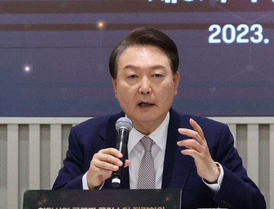 한국 민주주의 불확실성 증가, 윤 대통령 관련 논란 호미될 듯