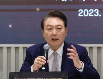 한국 민주주의 불확실성 증가, 윤 대통령 관련 논란 호미될 듯