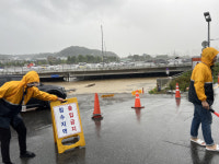 물폭탄에 교통 마비…  홍수경보 대전 만년교·원촌교 차량 전면 통제