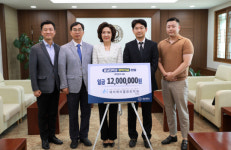 [사진뉴스] AK플란트치과의원 도안점 이영진 원장, 충남대에 장학기금 1200만 원 전달