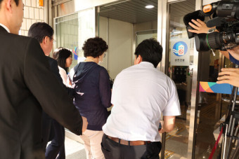 尹 대통령 장모, 징역 1년 법정구속… '잔고증명 위조' 혐의