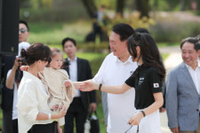 대통령실, 천안함 추모 티셔츠 제작·배포… 다 같이 추모하자는 취지