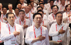 이재명도 와서 먹어라 與 연찬회 마치고 인천 횟집서 오찬