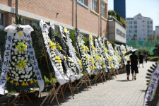 대전판 서이초 학교 앞 근조화환 이어져… 교사 죽음 방관한 교장