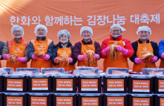 한화그룹 대전·충청지역봉사단, 관저종합사회복지관에 김장김치 6500㎏ 나눔