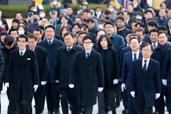 [포토] 국민의힘 한동훈 비상대책위원장, 대전현충원 참배