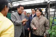 농식품장관, 부여 농가 방문…경영비 부담 완화에 다각적 노력