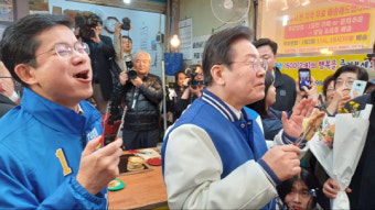 [포토]세종전통시장 도착한 이재명 더불어민주당 대표, 지지자들 갈채에 환호