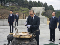 대전현충원 찾은 이명박 천안함 46용사 희생 영원히 잊지 않을 것