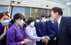 청주 한국병원 찾은 尹대통령 지역 의료진 정당한 보상 받아야
