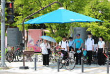 [포토] 한낮 30도 육박...그늘막 피신