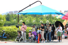 [포토] 한낮 30도 육박...그늘막 피신