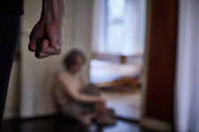 치매노인 상습 폭행한 요양보호사…檢, 징역 1년 구형