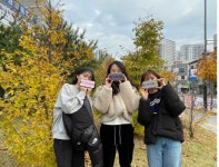 [르포] 긴장하지 말고 시험 잘 봐… 응원 넘치는 수능 고사장 앞 풍경